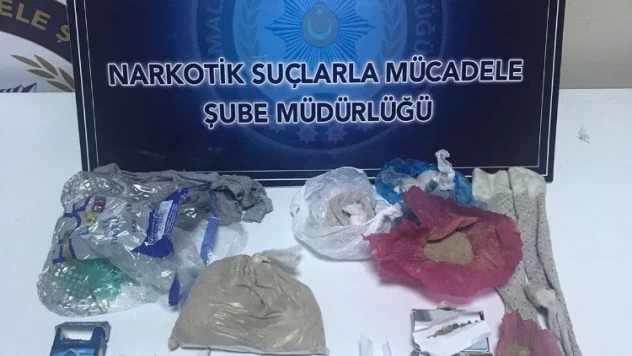 Vücutlarına sardıkları eroin ile yakalandılar