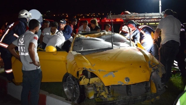 Feci kaza! Refüje çarpıp takla attı: 2 ağır yaralı