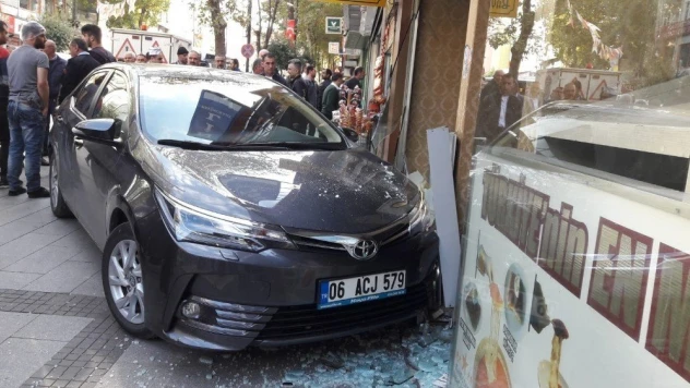 Sürücüsü direksiyon başında rahatsızlanan araç iş yerine daldı