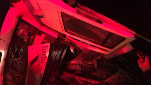 Freni patlayan kamyon yan yattı, yaralılar var