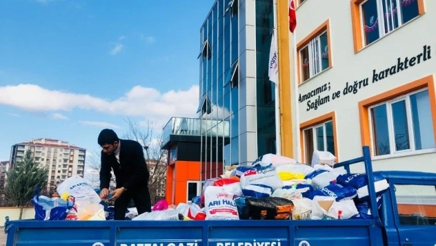 Öğrencilerden kardeş okullarda yardım