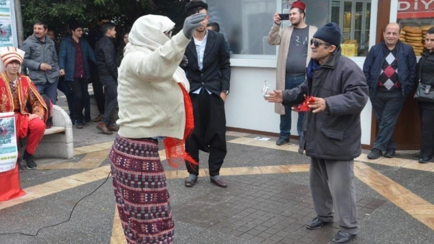 Tiyatro oyununa tiyatrolu davet