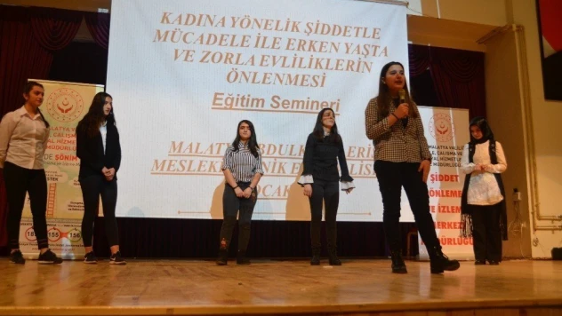Öğrenciler kadına şiddete dikkat çekti