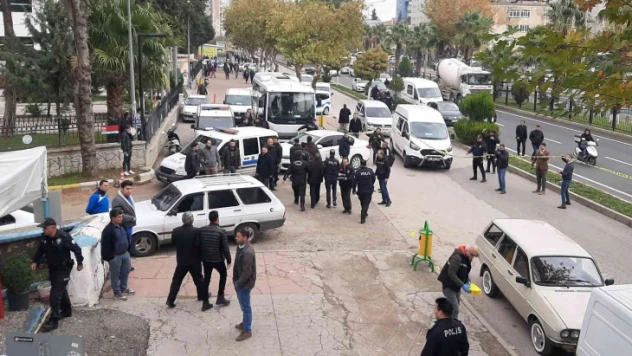 Adliye önünde silahlı, baltalı ve bıçaklı kavga