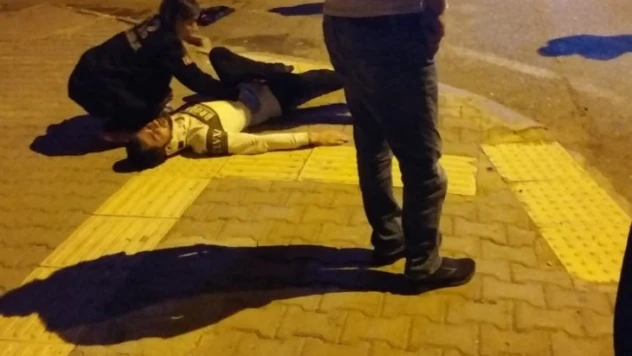 Alkollü sürücü ağaca çarptı: 3 yaralı
