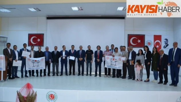 Darende'de okullara sertifika verildi