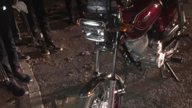 Bir otomobil ve iki motosikletin çarpıştığı kazada 2 kişi yaralandı
