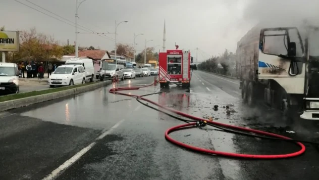 Çevreyolunda kamyon alev alev yandı!