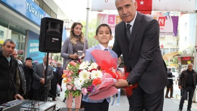 Şemsiye sokakta bayram sevinci