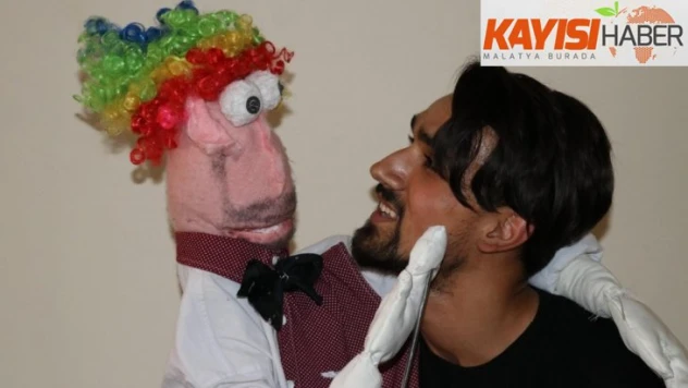 Çöpten bulduğu yastık ile tiyatro oyunu yapmaya hazırlanıyor