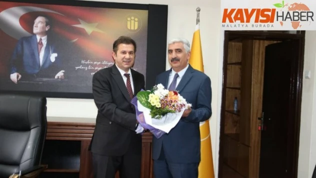 Eğitim Fakültesi Dekanlığında görev teslim töreni yapıldı