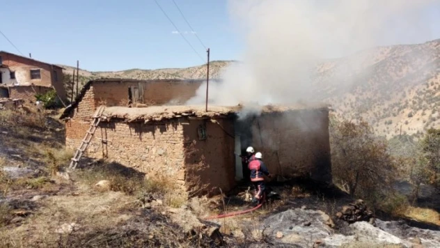 Elazığ'da kerpiç ev yangını