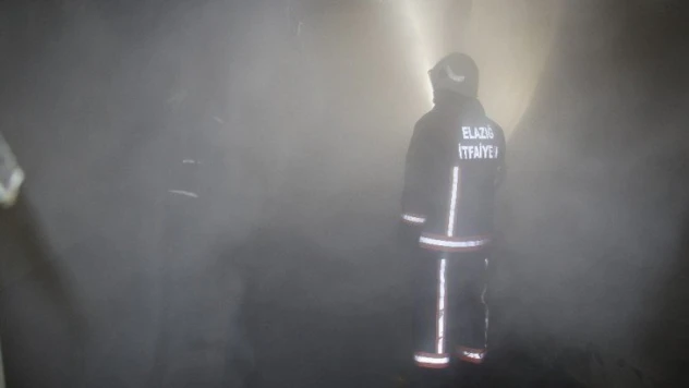 Elazığ'da metruk ev yangını