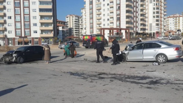 Kavşakta zincirleme kaza: 3 yaralı