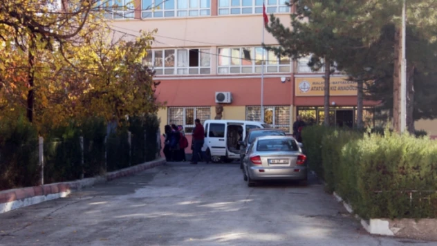 Teneffüs sırasında 2'nci kattan atladı