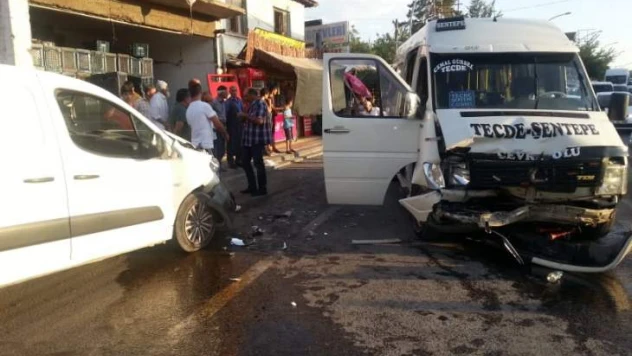 Minibüs, park halindeki araca çarptı: 1 yaralı