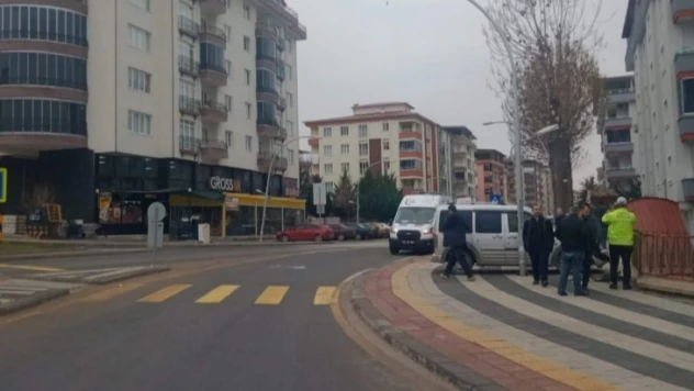 Hafif ticari araç istinat duvarına çaptı