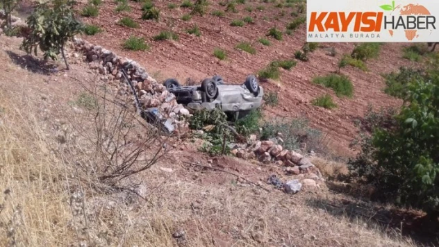 Hafif ticari araç tarlaya uçtu: 1 yaralı