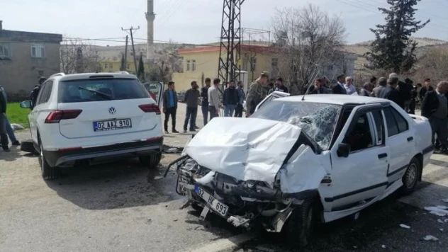 İki otomobil çarpıştı: 3 Yaralı