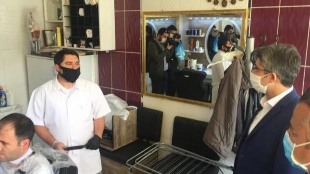Kaymakam Çalışır, berberleri denetledi