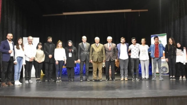 Malatya'da 'Bağımlı Değiliz' adlı tiyatro oyunu