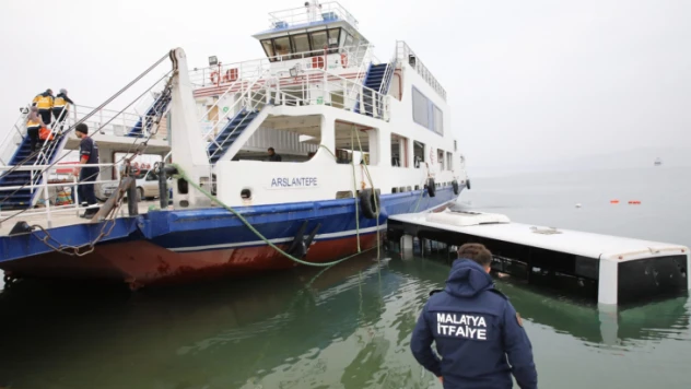Malatya'da belediye otobüsü baraj gölüne uçtu