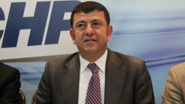 Ağbaba: Hayali açılış yapıyorlar. Bunlar Komedi!