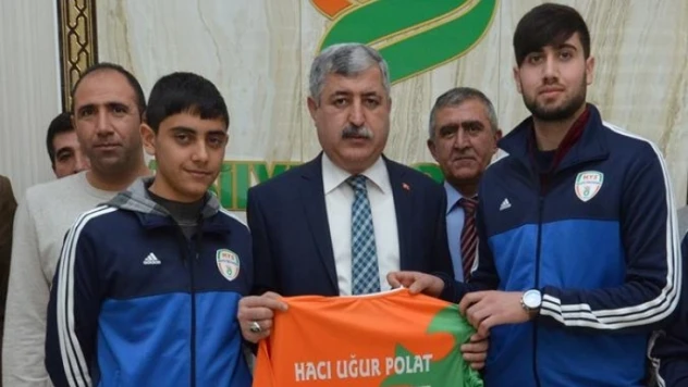 U-19 takımı şampiyonluk sevincini Polat ile paylaştı
