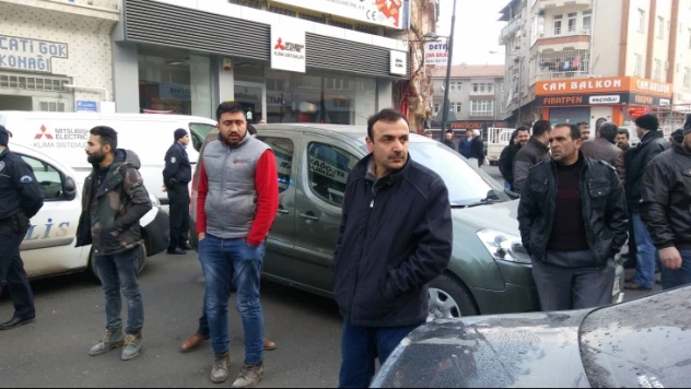 Parkmetre uygulamasına tepki için yolu trafiğe kapattılar