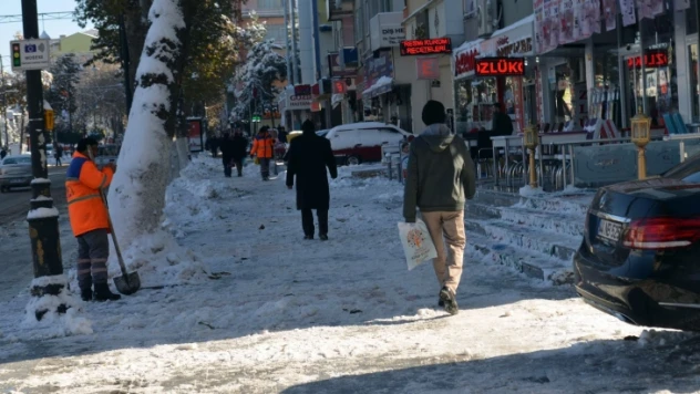 Buzlu yollarda ve kaldırımlarda yürürken dikkat