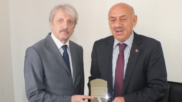 AKA Derneğinden Ağın Belediye Başkanı Serttaş'a plaket