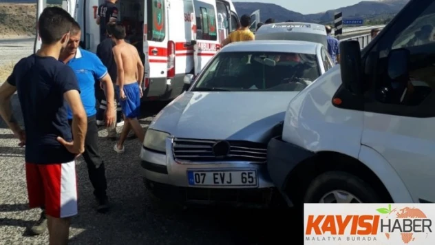 Minibüs ile otomobil çarpıştı