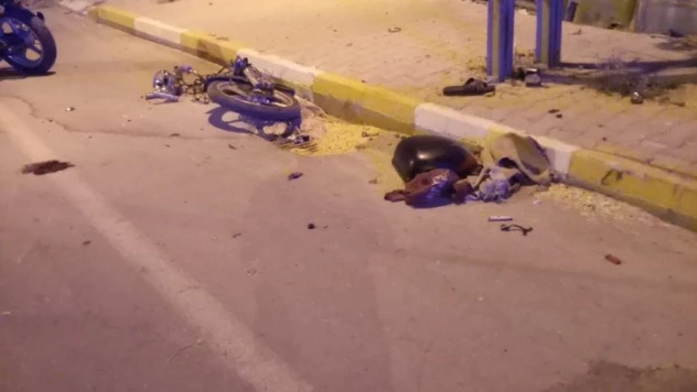 Motosiklet elektrik direğine çarparak parçalandı: 1 ölü