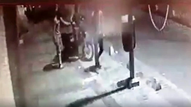 Motosiklet hırsızlığı güvenlik kamerasında