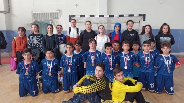 Necatibey Ortaokulu, Hentbol'da 2 kupa birden aldı