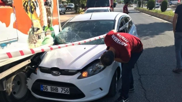 Otomobil kamyonetin altına girdi