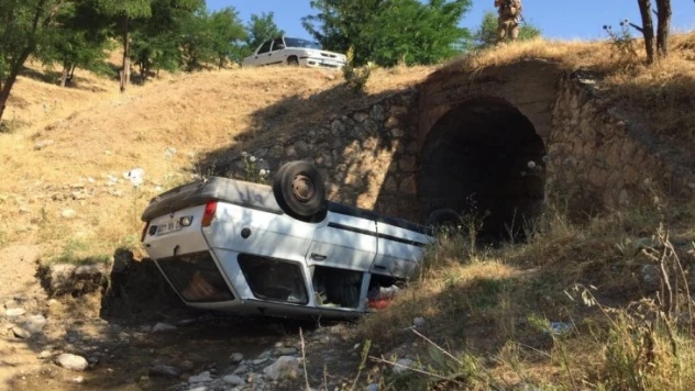 Otomobil köprüden dereye uçtu: 4 yaralı