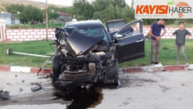 Otomobil park halindeki tıra çarptı: 1 ağır yaralı