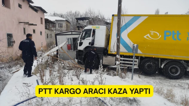 PTT Kargo Aracı Kaza Yaptı