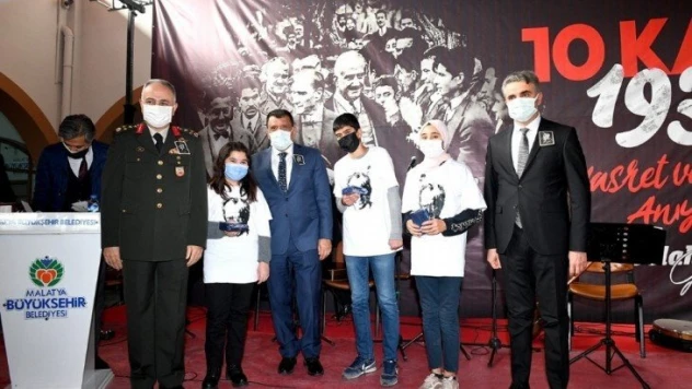 Şiir yarışmasında dereceye girenlere ödülleri verildi