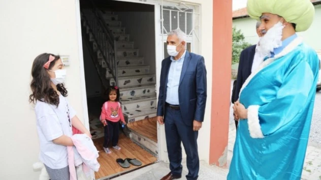 Sokağa çıkamayan çocukların bayram şekeri Battalgazi Belediyesi'nden