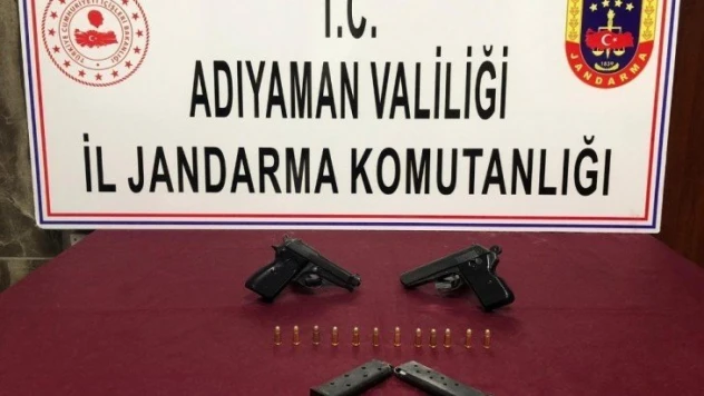 Şüpheli araçlarda tabancalar ele geçirildi