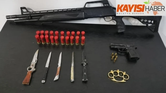 Şüpheli otomobilden silah ve bıçaklar çıktı
