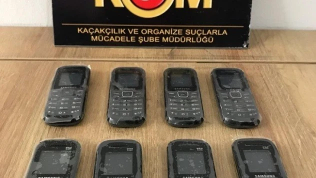 Şüpheli şahsın üzerinden kaçak telefonlar ele geçirildi