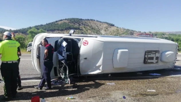 Suriyeli öğrencileri taşıyan minibüs takla attı: 12 yaralı