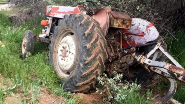 Takla atan traktörün altında kalan sürücü öldü