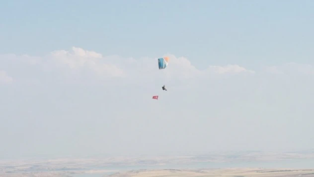 Türk Bayrağı gökyüzünde dalgalandı