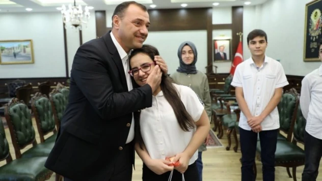 Vali Kaldırım, LGS birincileriyle bir araya geldi