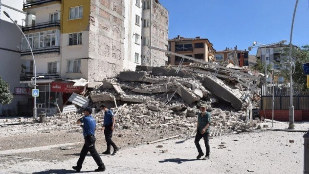 Yıkımı yapılan 6 katlı bina çöktü yan bina hasar gördü