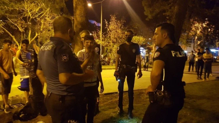 'Ayağını üst üste atma' kavgası: 2 yaralı